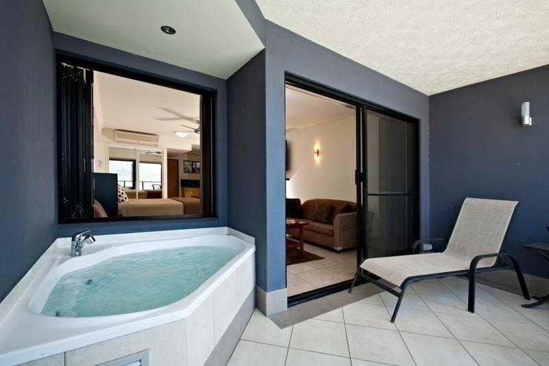 Aparthotel At Waterfront Whitsunday Retreat - Adults Only Airlie Beach Exterior foto
